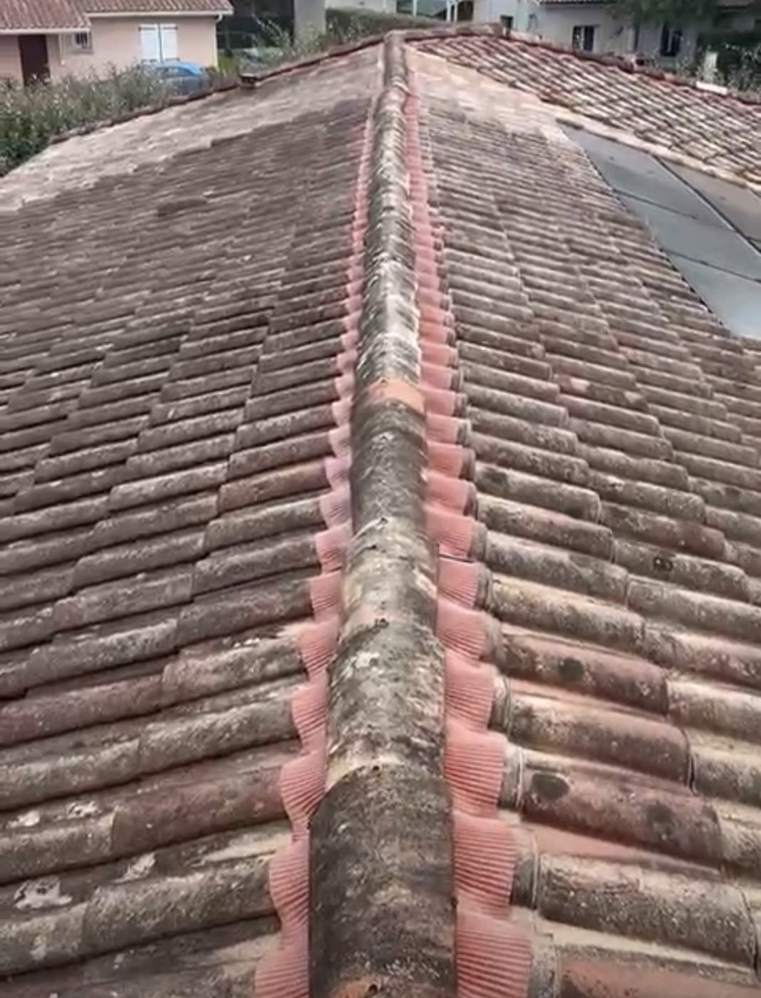 Faîtage avec closoir d'étanchéité neuf sur toute la longueur