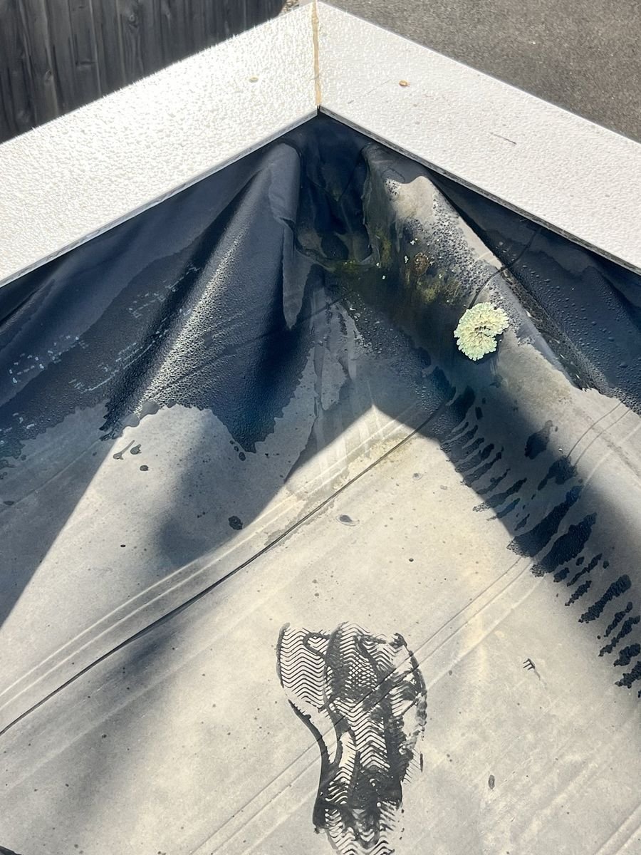 Angle du toit plat avec relevé d'étanchéité et couvertines